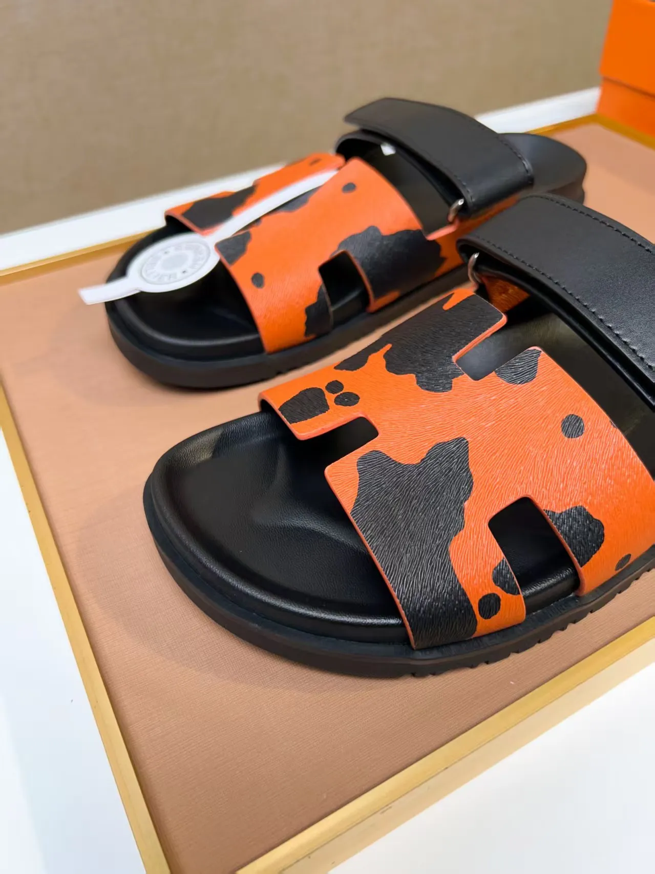 Men's clothing and shoes 💰340 💅💅💅 new arrival. Hermes Hermes official website latest counter synchronized new oran color leather H slippers, the original Paris version flew back to the original model and opened the mold to make it perfectly🍌The highest quality Sincerity, you can enter and leave the counter at will [Deyi] The upper is made of original customized  colored palm prints, crocodile print, ostrich print, colored cow leather, colored cow suede, 🤔 horse hair, 🥳 colored diamonds, 🥰 3D printing, and other genuine leather slippers, imported cow pattern foot pad lining, Italian  latest original genuine leather combination outsole Code number: 38-48 (customized at 46.47.48) Can be made into picture combination sole with genuine leather pattern and ordinary molded outsole